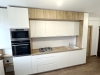 Bucătărie din MDF vopsit cu frezare mâner – 3.800 mm, feronerie Blum