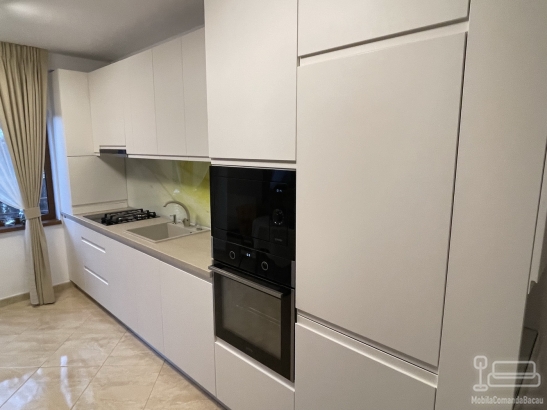 Bucătărie din MDF vopsit cu frezare mâner – 4,3 m lungime, feronerie Blum, Bacău
