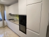 Bucătărie din MDF vopsit cu frezare mâner – 4,3 m lungime, feronerie Blum, Bacău