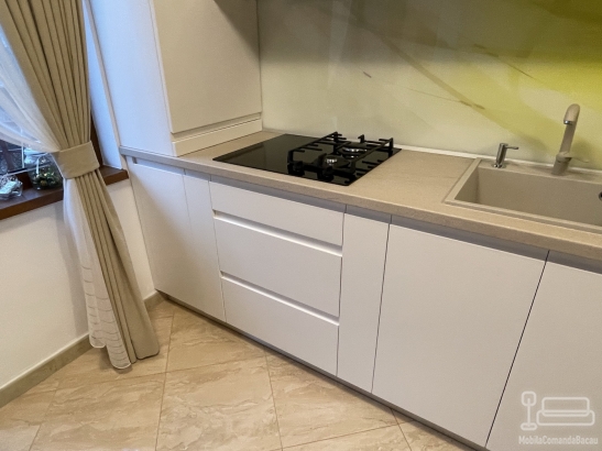 Bucătărie din MDF vopsit cu frezare mâner – 4,3 m lungime, feronerie Blum, Bacău