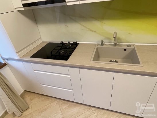Bucătărie din MDF vopsit cu frezare mâner – 4,3 m lungime, feronerie Blum, Bacău