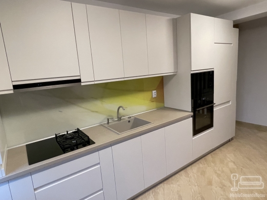 Bucătărie din MDF vopsit cu frezare mâner – 4,3 m lungime, feronerie Blum, Bacău