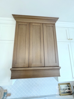 Mobilier bucătărie la comandă – MDF vopsit, corp hotă din lemn, județul Bacău