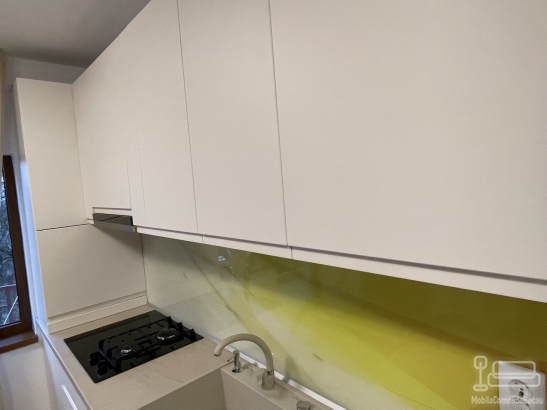 Bucătărie din MDF vopsit cu frezare mâner – 4,3 m lungime, feronerie Blum, Bacău
