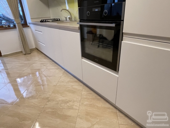 Bucătărie din MDF vopsit cu frezare mâner – 4,3 m lungime, feronerie Blum, Bacău