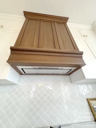 Mobilier bucătărie la comandă – MDF vopsit, corp hotă din lemn, județul Bacău