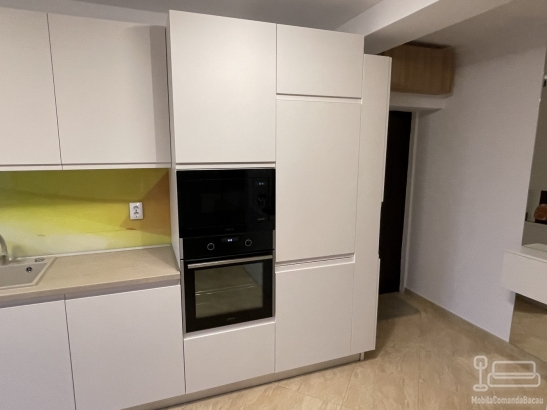 Bucătărie din MDF vopsit cu frezare mâner – 4,3 m lungime, feronerie Blum, Bacău