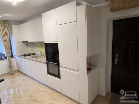 Bucătărie din MDF vopsit cu frezare mâner – 4,3 m lungime, feronerie Blum, Bacău