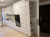Bucătărie din MDF vopsit cu frezare mâner – 4,3 m lungime, feronerie Blum, Bacău
