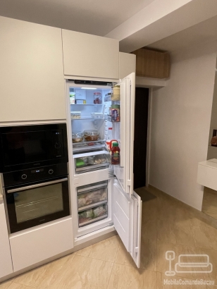 Bucătărie din MDF vopsit cu frezare mâner – 4,3 m lungime, feronerie Blum, Bacău