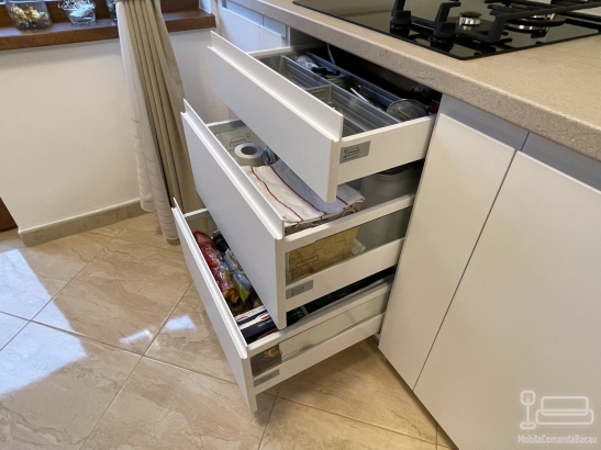 Bucătărie din MDF vopsit cu frezare mâner – 4,3 m lungime, feronerie Blum, Bacău