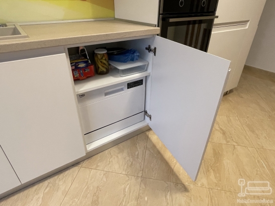 Bucătărie din MDF vopsit cu frezare mâner – 4,3 m lungime, feronerie Blum, Bacău