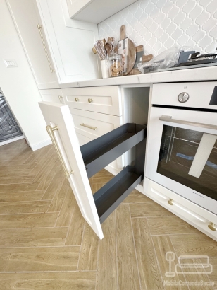Mobilier bucătărie la comandă – MDF vopsit, corp hotă din lemn, județul Bacău