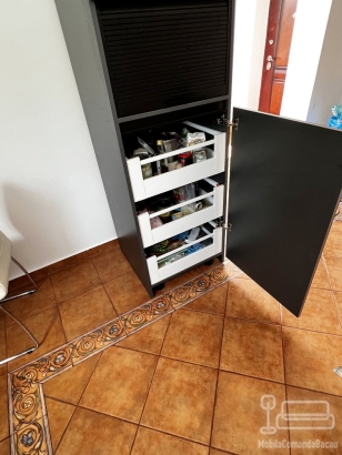 Mobilă de bucătărie din MDF vopsit, cu feronerie Blum – Bacău