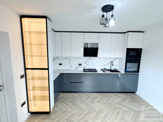 Mobilier bucătărie la comandă – MDF lucios Perfect Sense, vitrină cu ramă neagră, Bacău