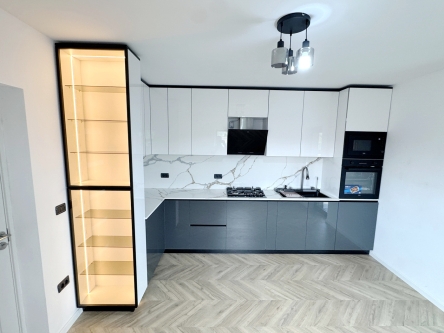 Mobilier bucătărie la comandă – MDF lucios Perfect Sense, vitrină cu ramă neagră, Bacău