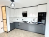 Mobilier bucătărie la comandă – MDF lucios Perfect Sense, vitrină cu ramă neagră, Bacău