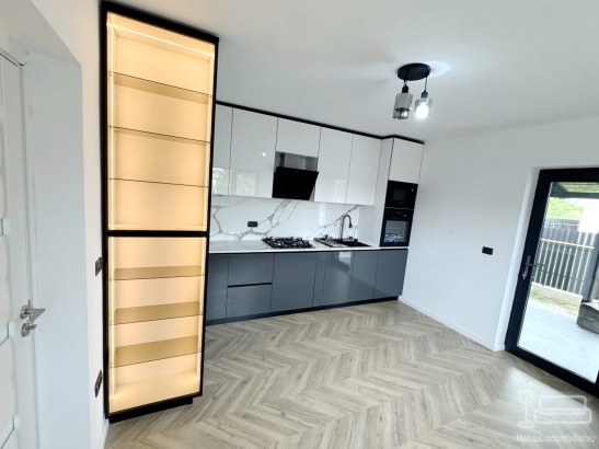 Mobilier bucătărie la comandă – MDF lucios Perfect Sense, vitrină cu ramă neagră, Bacău