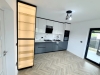 Mobilier bucătărie la comandă – MDF lucios Perfect Sense, vitrină cu ramă neagră, Bacău