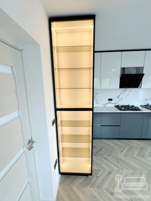 Mobilier bucătărie la comandă – MDF lucios Perfect Sense, vitrină cu ramă neagră, Bacău
