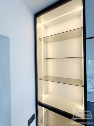 Mobilier bucătărie la comandă – MDF lucios Perfect Sense, vitrină cu ramă neagră, Bacău