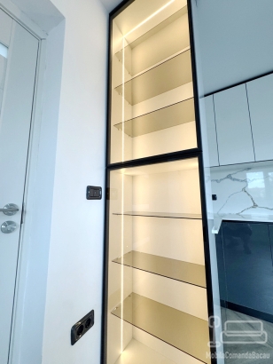 Mobilier bucătărie la comandă – MDF lucios Perfect Sense, vitrină cu ramă neagră, Bacău