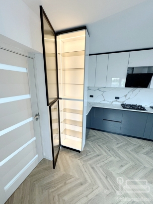 Mobilier bucătărie la comandă – MDF lucios Perfect Sense, vitrină cu ramă neagră, Bacău