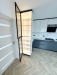 Mobilier bucătărie la comandă – MDF lucios Perfect Sense, vitrină cu ramă neagră, Bacău