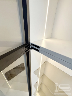 Mobilier bucătărie la comandă – MDF lucios Perfect Sense, vitrină cu ramă neagră, Bacău
