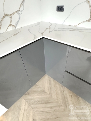 Mobilier bucătărie la comandă – MDF lucios Perfect Sense, vitrină cu ramă neagră, Bacău