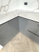 Mobilier bucătărie la comandă – MDF lucios Perfect Sense, vitrină cu ramă neagră, Bacău