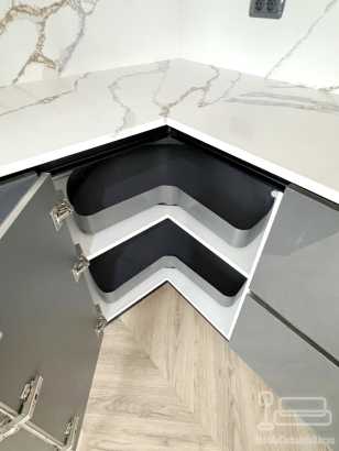 Mobilier bucătărie la comandă – MDF lucios Perfect Sense, vitrină cu ramă neagră, Bacău