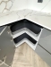 Mobilier bucătărie la comandă – MDF lucios Perfect Sense, vitrină cu ramă neagră, Bacău