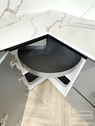 Mobilier bucătărie la comandă – MDF lucios Perfect Sense, vitrină cu ramă neagră, Bacău