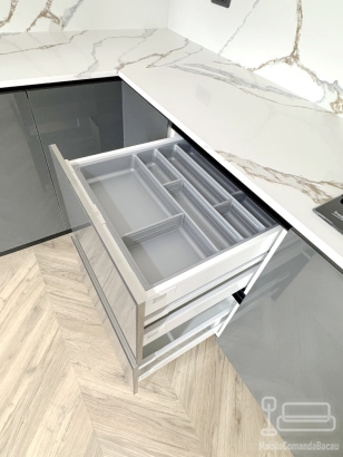 Mobilier bucătărie la comandă – MDF lucios Perfect Sense, vitrină cu ramă neagră, Bacău