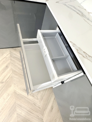 Mobilier bucătărie la comandă – MDF lucios Perfect Sense, vitrină cu ramă neagră, Bacău