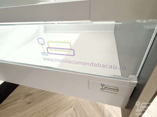 Mobilier bucătărie la comandă – MDF lucios Perfect Sense, vitrină cu ramă neagră, Bacău