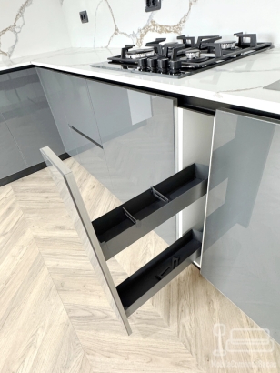 Mobilier bucătărie la comandă – MDF lucios Perfect Sense, vitrină cu ramă neagră, Bacău