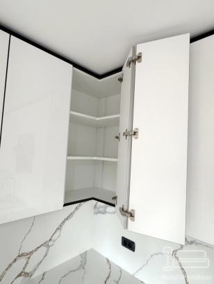 Mobilier bucătărie la comandă – MDF lucios Perfect Sense, vitrină cu ramă neagră, Bacău