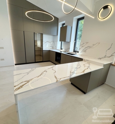 Mobilier bucătărie la comandă – MDF, blat și contrablat quartz, Bacău