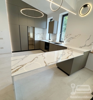 Mobilier bucătărie la comandă – MDF, blat și contrablat quartz, Bacău
