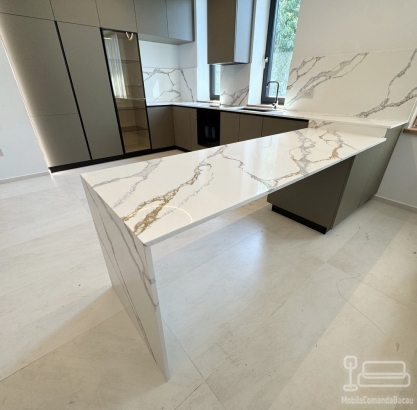 Mobilier bucătărie la comandă – MDF, blat și contrablat quartz, Bacău