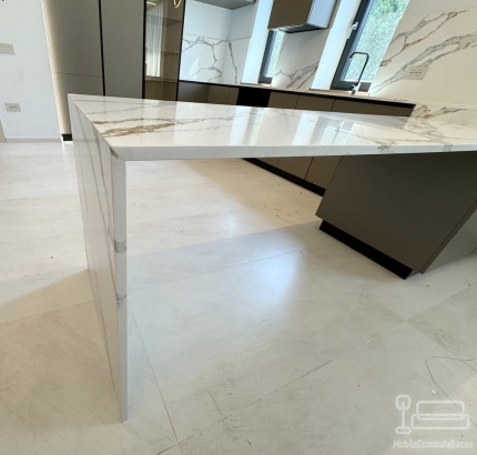Mobilier bucătărie la comandă – MDF, blat și contrablat quartz, Bacău
