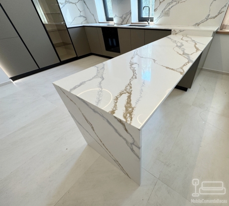 Mobilier bucătărie la comandă – MDF, blat și contrablat quartz, Bacău