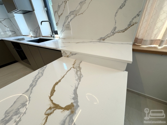 Mobilier bucătărie la comandă – MDF, blat și contrablat quartz, Bacău