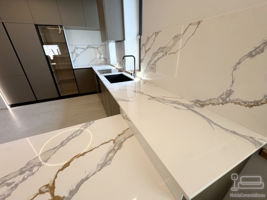 Mobilier bucătărie la comandă – MDF, blat și contrablat quartz, Bacău