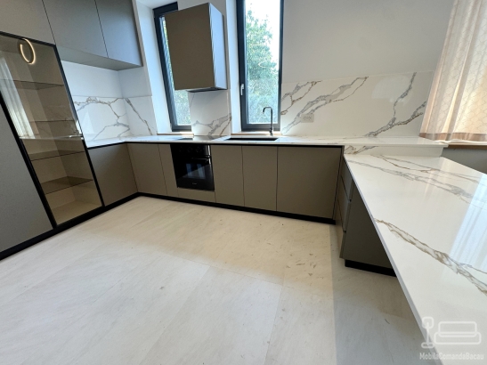 Mobilier bucătărie la comandă – MDF, blat și contrablat quartz, Bacău