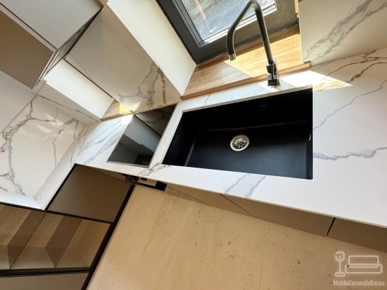 Mobilier bucătărie la comandă – MDF, blat și contrablat quartz, Bacău