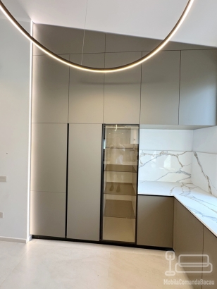 Mobilier bucătărie la comandă – MDF, blat și contrablat quartz, Bacău