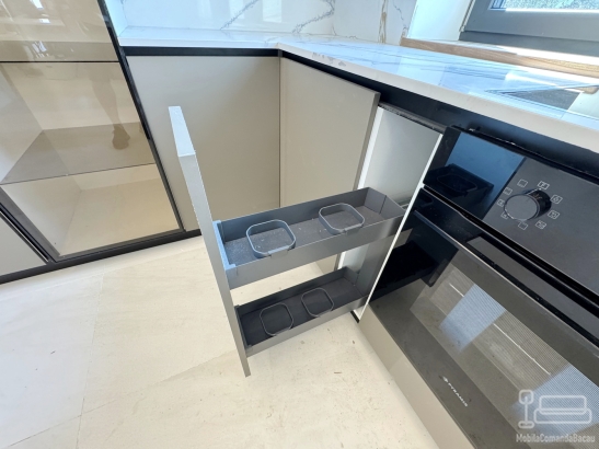 Mobilier bucătărie la comandă – MDF, blat și contrablat quartz, Bacău
